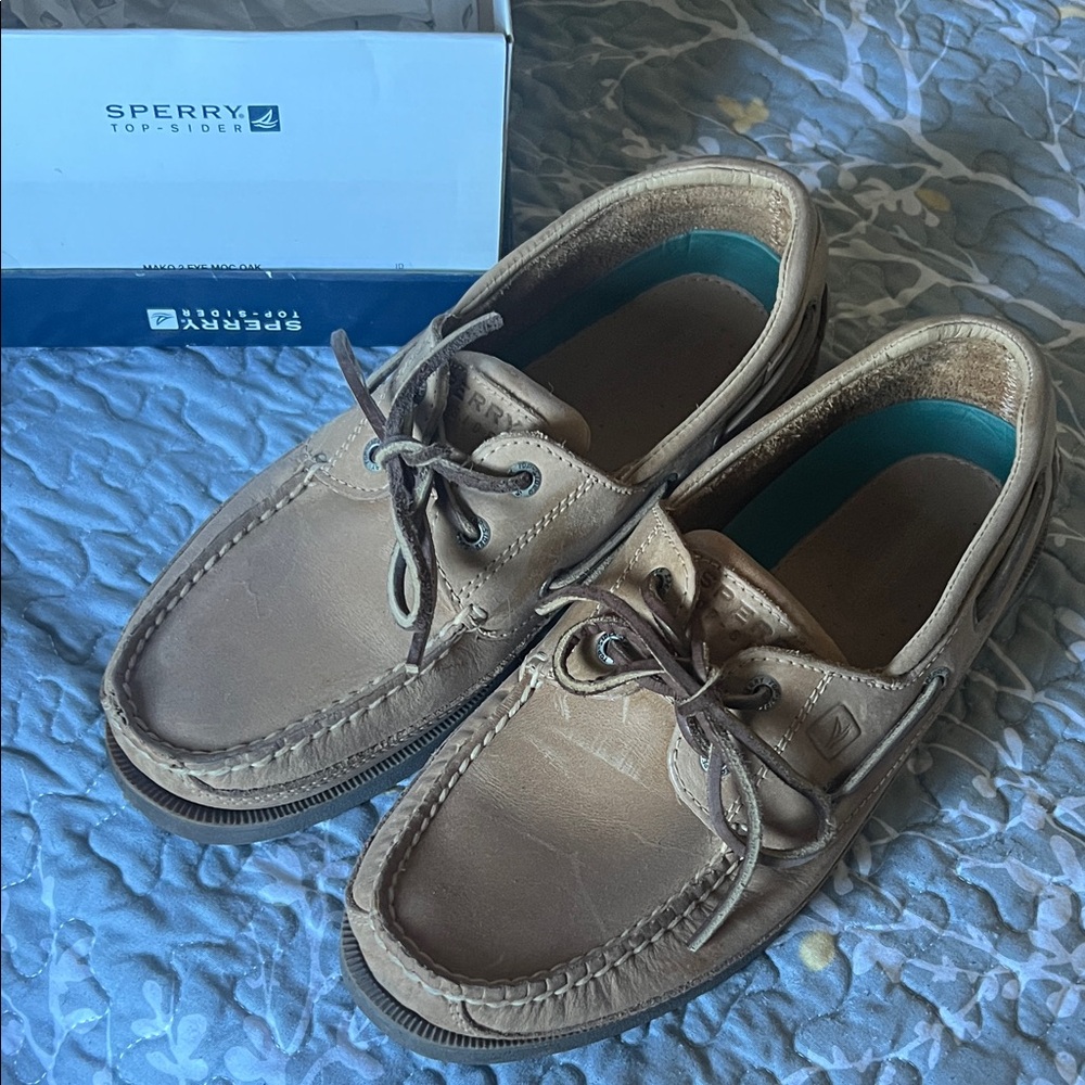 Excellent condition Sperry Mako two I moccasins oak size 8 1/2 medium men’s